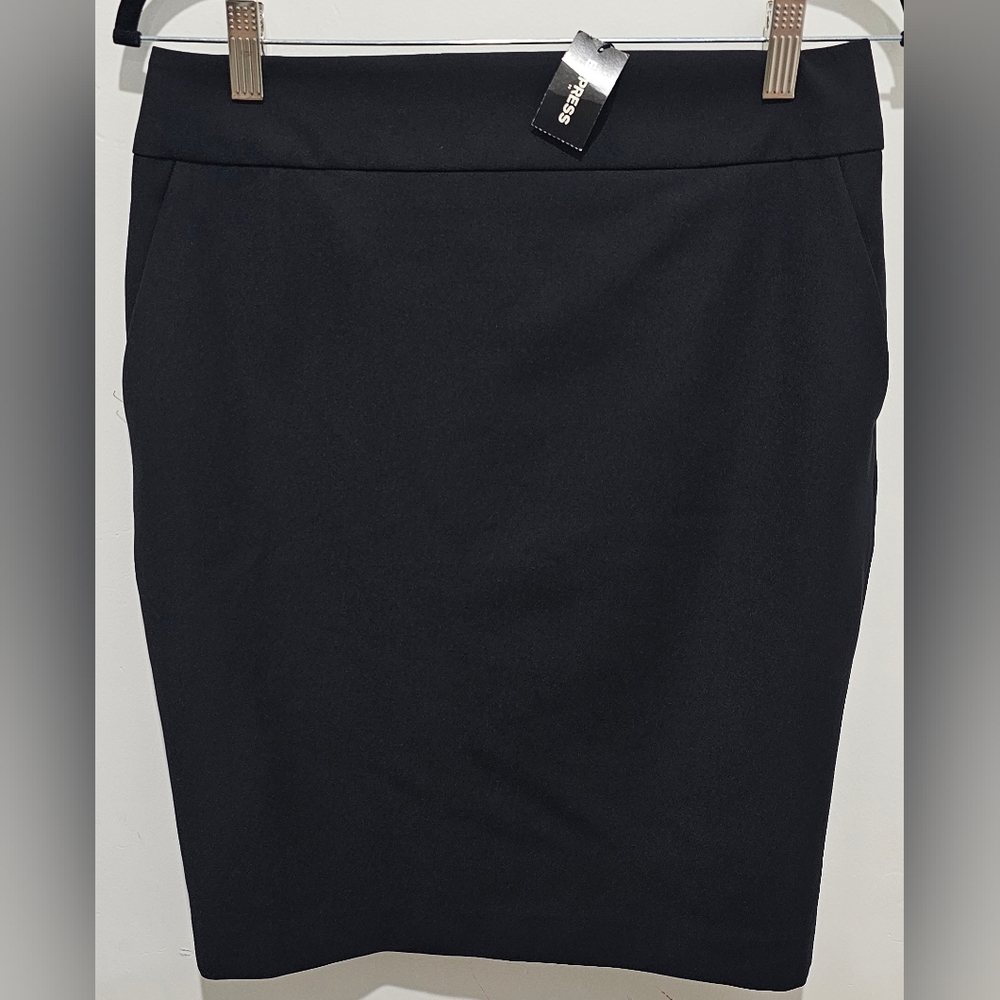 Express black skirt with pockets.